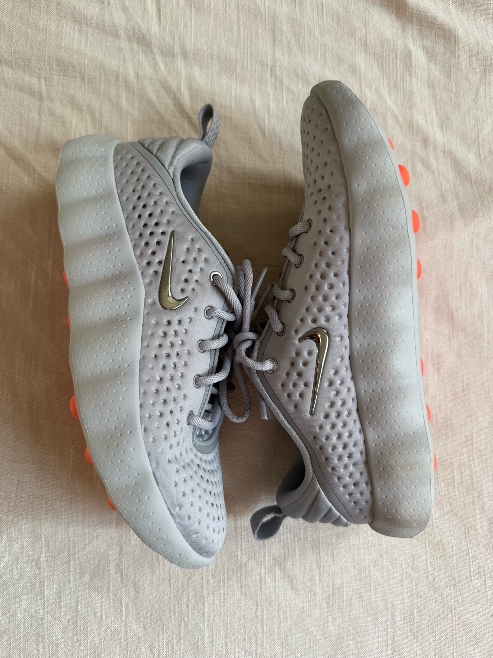 Nike Women's Light Gray Nike Mind Sneakers